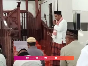 Membaca Shalawat di Antara Dua Khutbah dengan Suara Keras dan Panjang oleh Bilal
