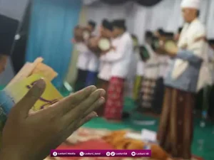 Dalil dan Hukum Berdiri ketika Mahallul Qiyam dalam Pembacaan Maulid Nabi Muhammad SAW