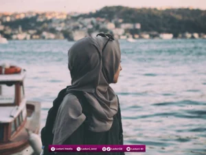 Hukum Wanita Keluar Rumah dengan Wajah, Kedua Tangan, dan Kakinya Kelihatan