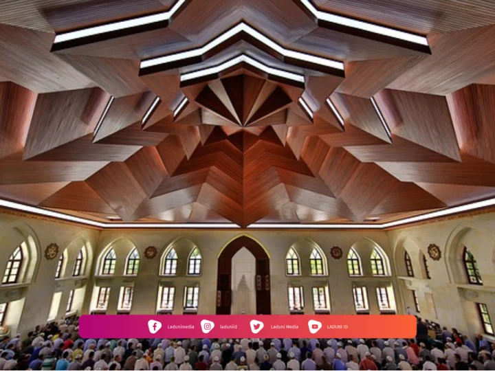 Hukum Shalat Jumat di Masjid yang Dibangun di Luar Batas Desa