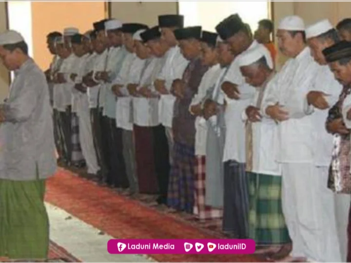 Hukum Membaca Surat Al-Fatihah Bagi Makmum