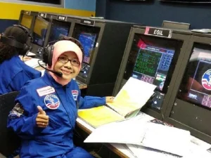 Fitri Guru SD yang Menjadi Astronot