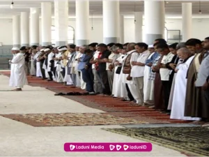Hukum Menempelkan Kaki Ketika Shalat Berjamaah
