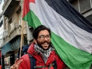 Jalan Kaki Menuju Palestina, Aktivis Swedia Ini Mendapatkan Gelar Kehormatan