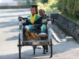 Layak Disimak, Ini Kisah Anak Tukang Becak Peroleh Beasiswa S3 di Inggris