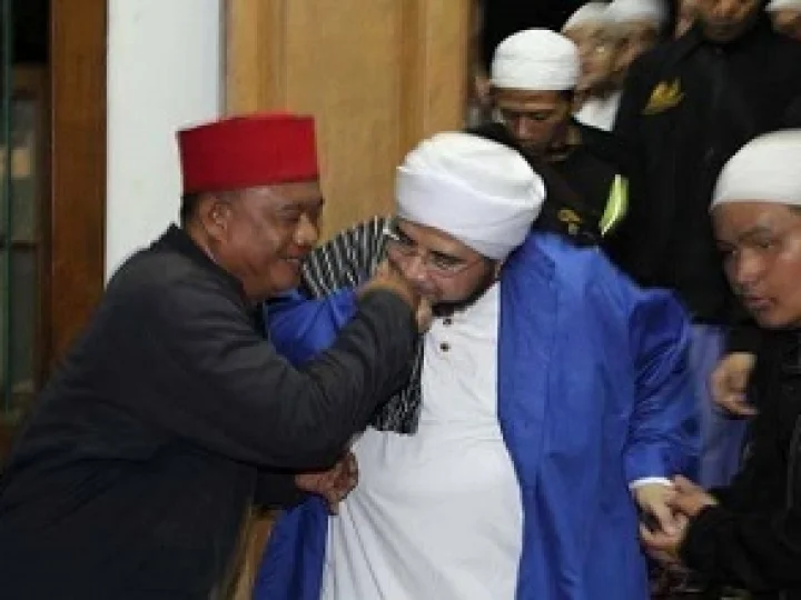 Kaget, Preman Insaf Ini Dicium Tangannya Oleh Habib Mundzir