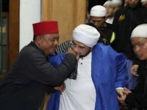 Kaget, Preman Insaf Ini Dicium Tangannya Oleh Habib Mundzir