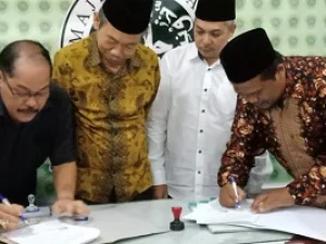 Penandatanganan MoU, LPPOM MUI Kalbar & IAI Sambas tentang Sertivikasi Produk Halal