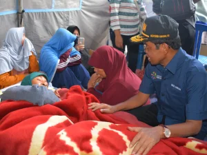 KUNJUNGI KORBAN GEMPA LOMBOK, MENSOS TENANGKAN TANGIS PENGUNGSI