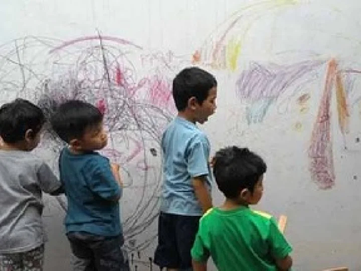 Salah Satu Manfaat Coret-Coret Dinding Bagi Anak, Membantu Perkembangan Motorik Anak