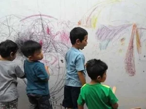 Salah Satu Manfaat Coret-Coret Dinding Bagi Anak, Membantu Perkembangan Motorik Anak