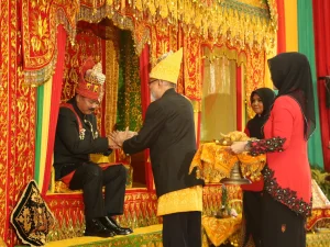 Tiba di Meuligoe Wali Nanggroe, Panglima TNI di Peusejuk
