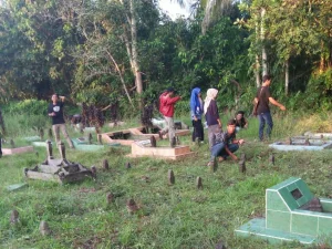 Kader PMII Mempawah Bersih-bersih Makam