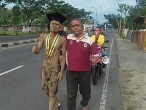 Indra Nodu Syukuri Kelulusannya dengan Berjalan Kaki 60 Km