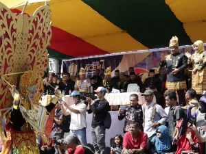 Aminullah Lepas Pawai Budaya PKA di Blang Padang