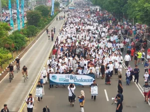 Jelang Hari Santri: Bersama Sabyan, Ribuan Santri Ikuti CFD Bershalawat