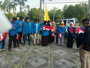 Sambut HUT Ri Ke-73, PC PMII Mempawah Aksi Bagi-Bagi Bendera