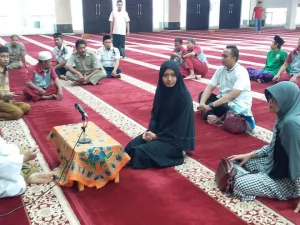 DKM Masjid Raya Hasyim Asy'ari Bimbing Erviana Masuk Islam