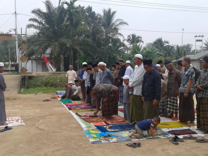 Tak Kunjung Turun Hujan, Warga Desa Madu Sari Laksanakan Sholat Istisqo;
