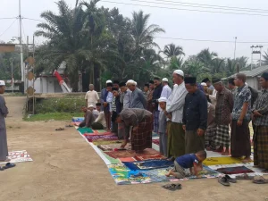 Tak Kunjung Turun Hujan, Warga Desa Madu Sari Laksanakan Sholat Istisqo;