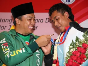 Sholat Isya, Kisah Muhammad Zohri Tinggalkan Wartawan 