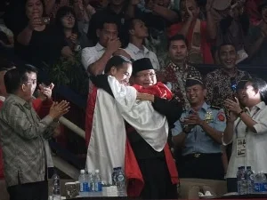 Raih Emas Pencak Silat, Jokowi, Prabowo dan Hanifan Ketiganya Berpelukan