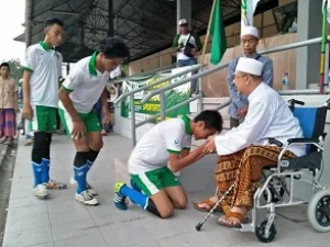 Meski Duduk Di Kursi Roda, Pengasuh Mambaul Hikmah Saksikan Santrinya di LSN