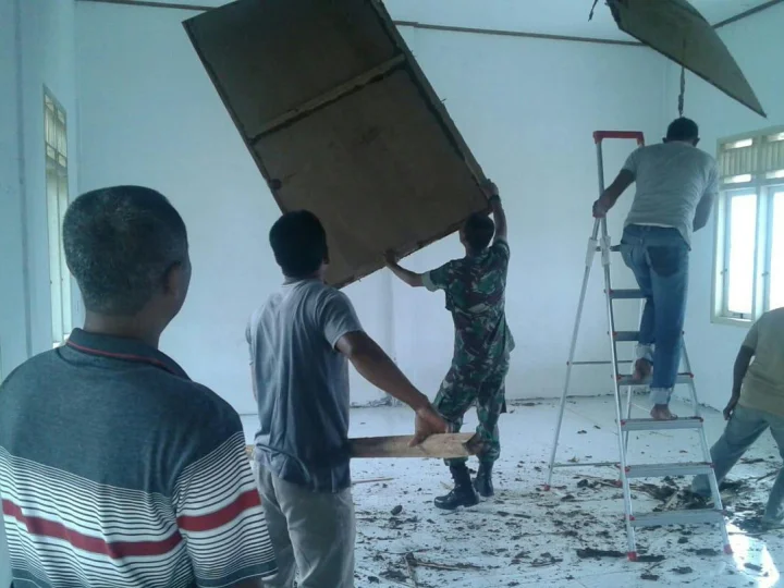 Bersihkan Taman Pendidikan Al Quran, Babinsa dan Warga Lakukan Gotong Royong