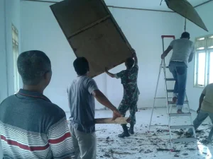Bersihkan Taman Pendidikan Al Quran, Babinsa dan Warga Lakukan Gotong Royong