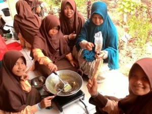 Wanita dan Santriwati #2: Wanita Karier Vs Ibu Rumah Tangga