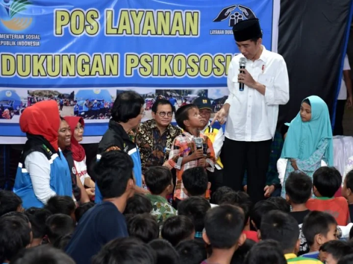 Bermalam di Lokasi Pengungsian, Presiden Jokowi Hibur Anak-Anak Terdampak Gempa Lombok