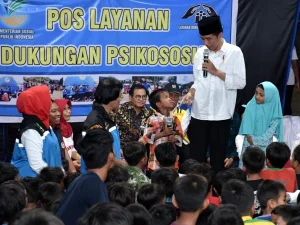 Bermalam di Lokasi Pengungsian, Presiden Jokowi Hibur Anak-Anak Terdampak Gempa Lombok