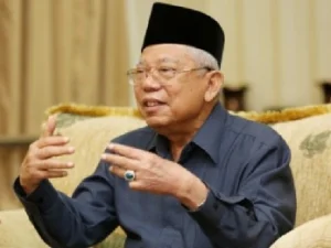 KH Ma'ruf Amin Tuntun Bule Masuk Islam