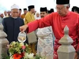 Fiqh Kuburan #2: Menyirami Air Bunga Atas Kuburan, Makruhkah?
