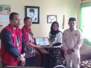 Tim Kirab Satu Negeri Berikan Bantuan Buku Bacaan dan Pengobatan Gratis