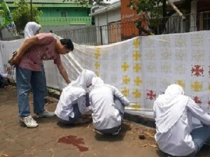 100 Siswa SMK Membatik Kain 100 M, Hasilnya untuk Bantu Korban Gempa dan Tsunami