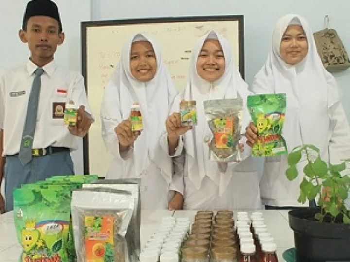 4 Siswa di Kudus Temukan Obat Asam Urat dan Kolesterol dari Tanaman Liar