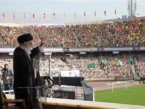 Di Depan Ratusan Ribu Relawan, Ali Khamenei Bersumpah AS Tak Bisa Kalahkan Iran