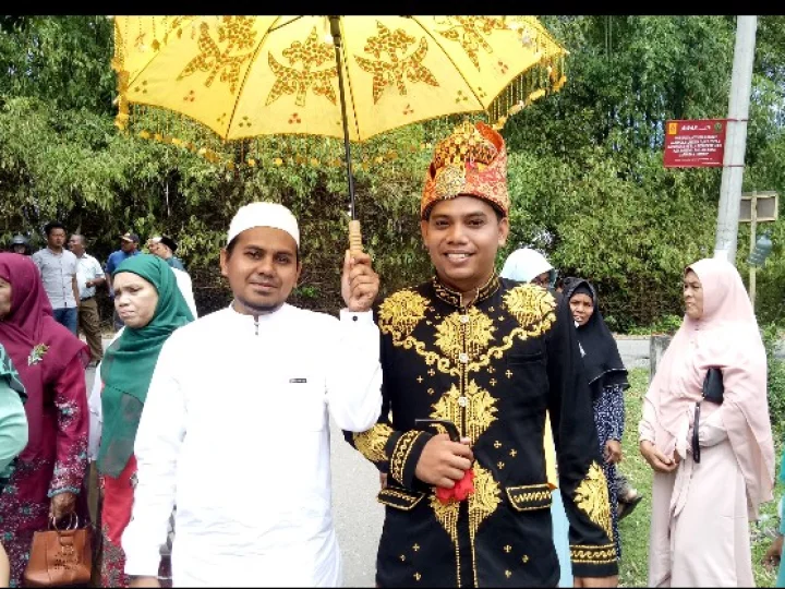 Mengharap Seberkas Asa di Balik Senyuman Bahagia Linto Baroe