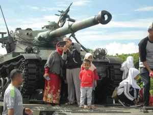 Ribuan Masyarakat Padati Pameran Alutsista TNI di Blang Padang