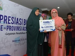 Dyah Erti Idawati Serahkan Hadiah Peraih Juara Apresiasi Bunda PAUD