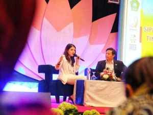 Jadi Pembicara, Tina Toon Bagikan Empat Tips Menjadi Generasi Milenial 