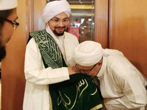 Al-Mursyid Abu MUDI Bertabaruk dengan  Kelambu  Maqbarah Rasulullah