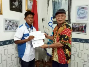 Herlianto, Anggota Baru PPWI Pulang Pisau, Kalteng Menerima Penyematan ID Card dari Ketum PPWI