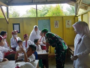 Babinsa dampingi Pemberian Obat Kaki Gajah di SDN Lubuk Batil