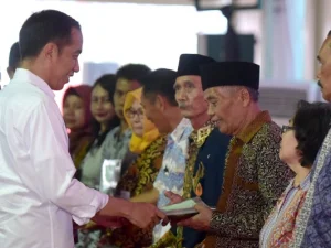 Serahkan 10.000 Sertipikat, Presiden Jokowi: Hati-Hati, Banyak Sengketa Tanah