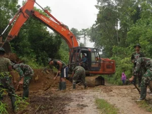 Satgas TMMD Ke 103 Kodim 0105/Abar Membuka Akses Jalan