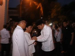 Jokowi Kunjungi Ponpes Girikusuma Dapat Tongkat. Apa Maknanya ?