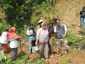 Emak Emak Turun Tangan Perbaiki Jalan Penghubung Dua Desa