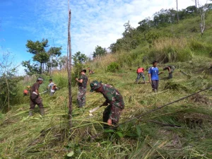 Masyarakat dan Satgas TMMD Kodim Ateng Bersihkan Makam Umum